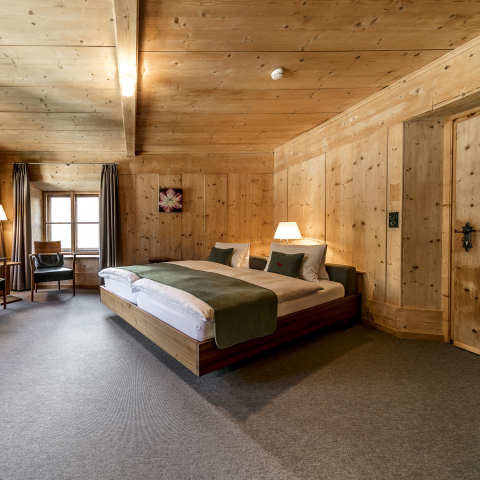 Engadiner-Zimmer im Boutique Hotel GuardaVal in Scuol (Foto: © Andrea Badrutt) Engadiner-Zimmer im Boutique Hotel GuardaVal in Scuol