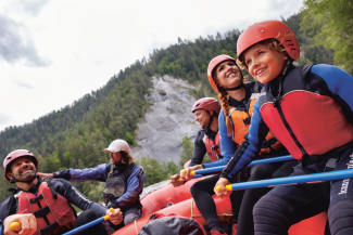 Familienspass beim River-Rafting in der Rheinschlucht, einem perfekten Ort für Abenteuer und Naturerlebnisse (Foto: © Nico Schaerer) Eine Familie auf einem Boot beim River-Rafting in der Rheinschlucht