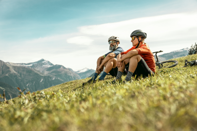 Zwischendurch kurz vom Sattel steigen, innehalten, frische Bergluft einatmen und den Blick in die Ferne schweifen lassen (Foto: © Schweiz Tourismus) Zwischendurch kurz vom Sattel steigen, innehalten, frische Bergluft einatmen und den Blick in die Ferne schweifen lassen