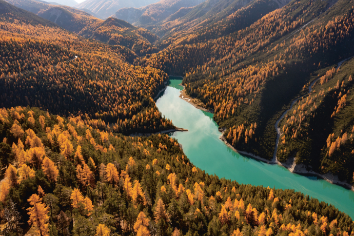Herbststimmung am Lai dad Ova Spin im Engadin (Foto: © Nico Schaerer) Herbststimmung am Lai dad Ova Spin im Engadin