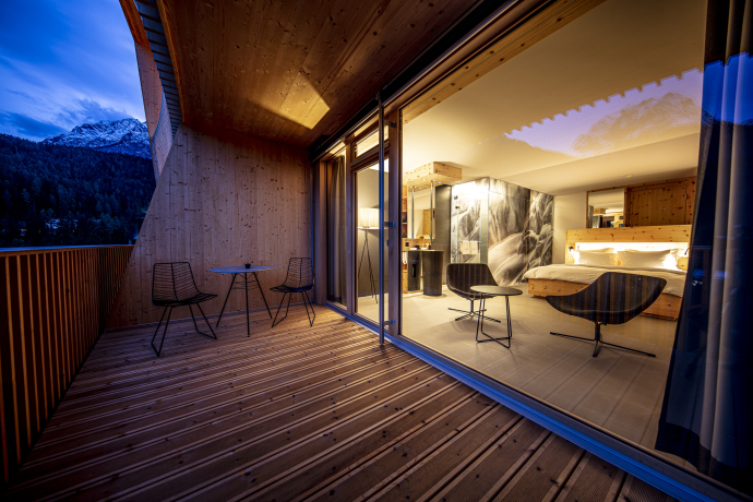 Deluxe-Zimmer im Hotel Arnica in Scuol (Foto: © Andrea Badrutt) Deluxe-Zimmer im Hotel Arnica in Scuol
