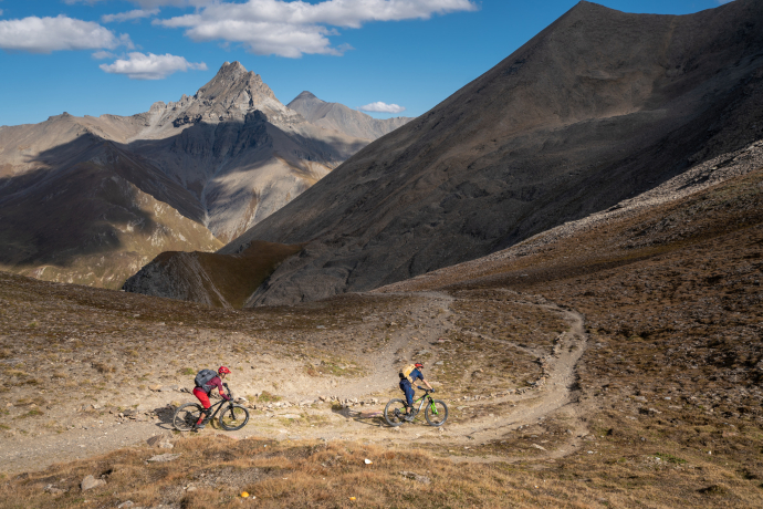Trail Tales Fimberpass (Biketour Fimberpass, ©️ Filme von Draussen) Trail Tales Fimberpass (Biketour Fimberpass, ©️ Filme von Draussen)