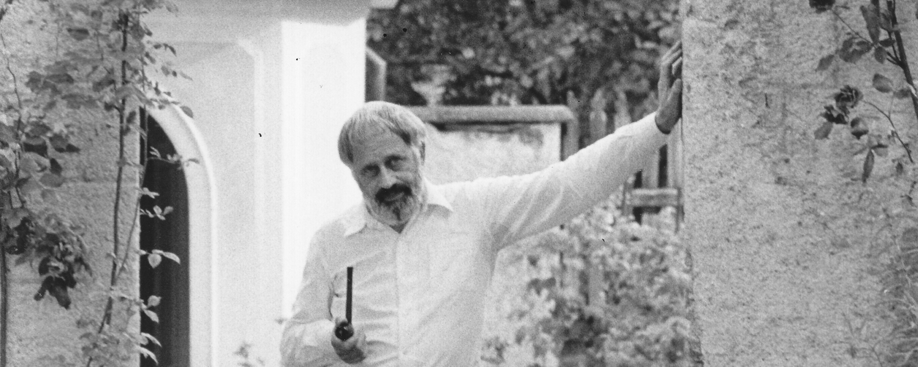 Wolfgang Hildesheimer am Eingang zum Garten der Casa Gay