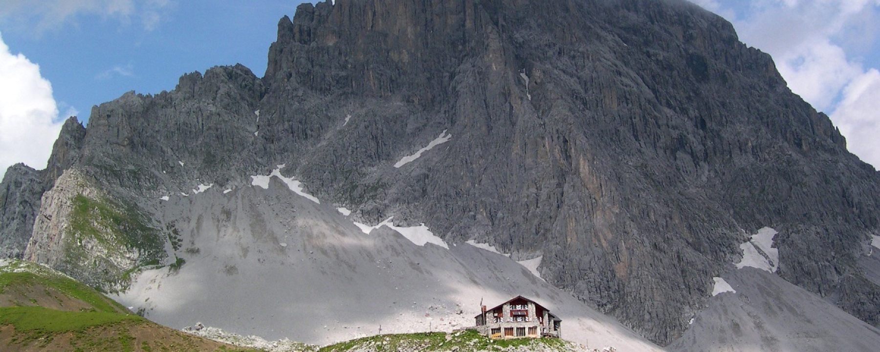 Carschinahütte vor der imposanten Sulzfluh