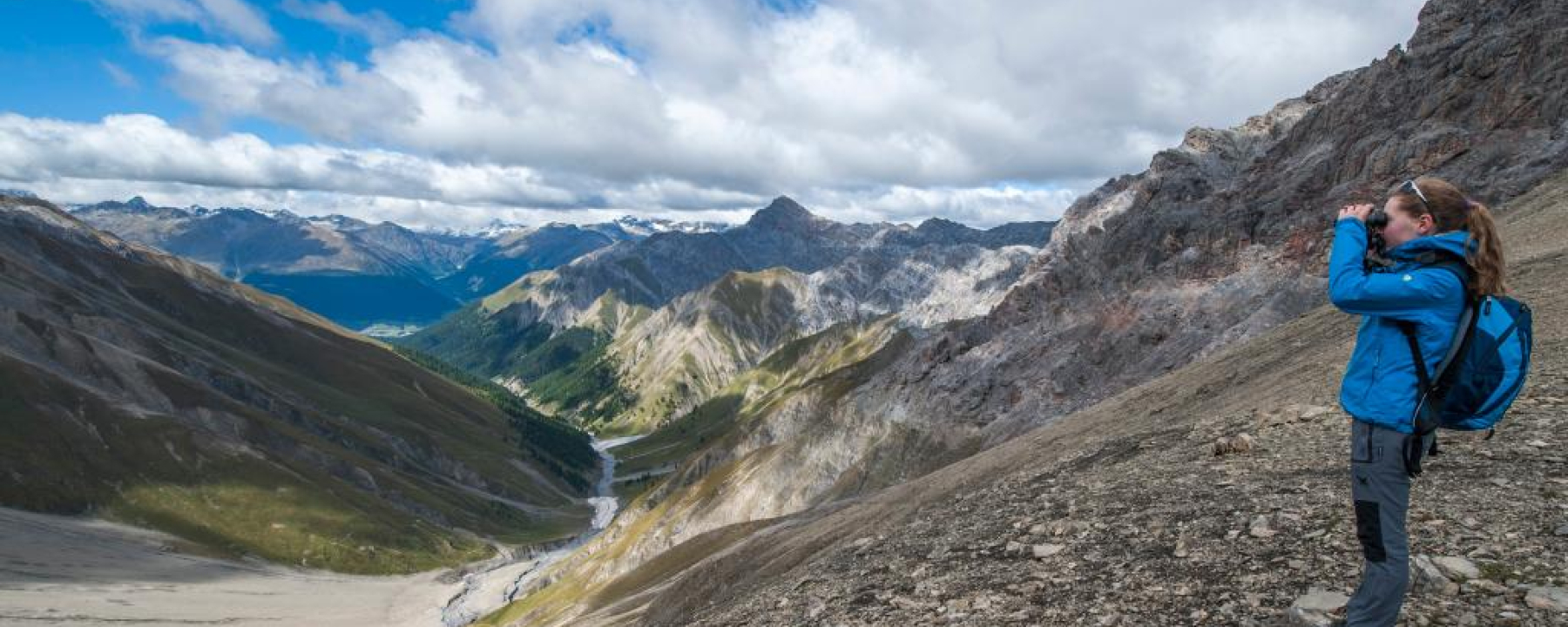 Im Abstieg von der Fuorcla Trupchun aus lassen sich im Sommer immer wieder Rothirsche und Steinböcke beobachten.