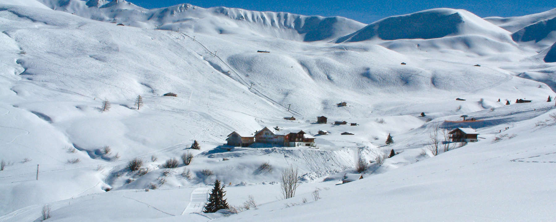 Ein Winterwanderweg führt vom Berghaus Arflina zum Berghaus Heuberge
