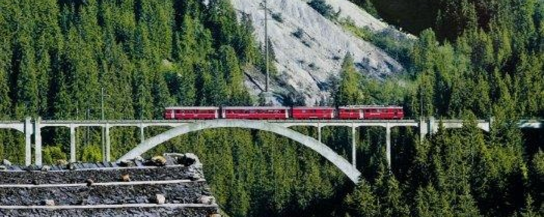 Langwieser Viadukt mit der Rhätischen Bahn