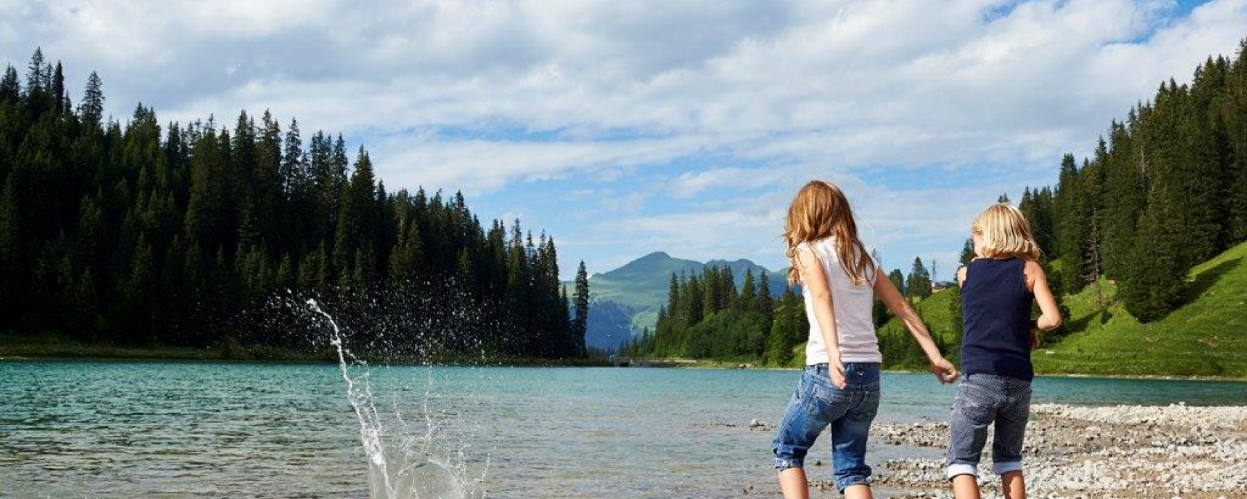 Kinder am Stausee