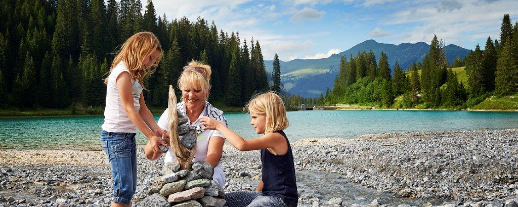 Familie und Steinmändchen am Stausee