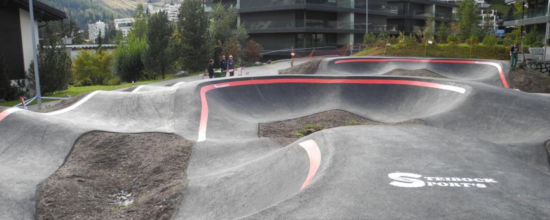 Bodenwellen und Steilwände im Pumptrack