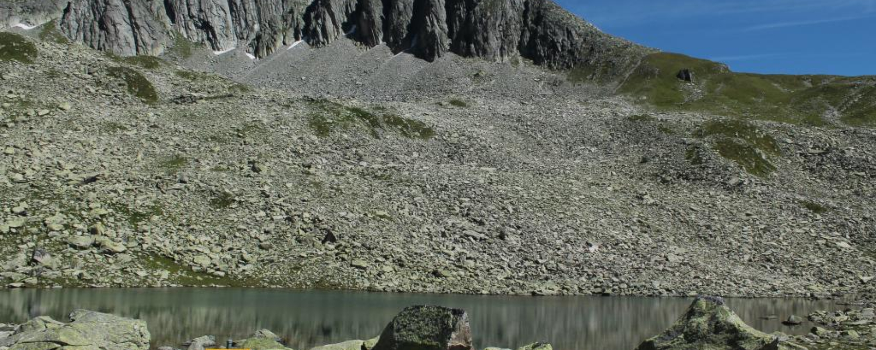 Schroffe Felsen hinter dem See