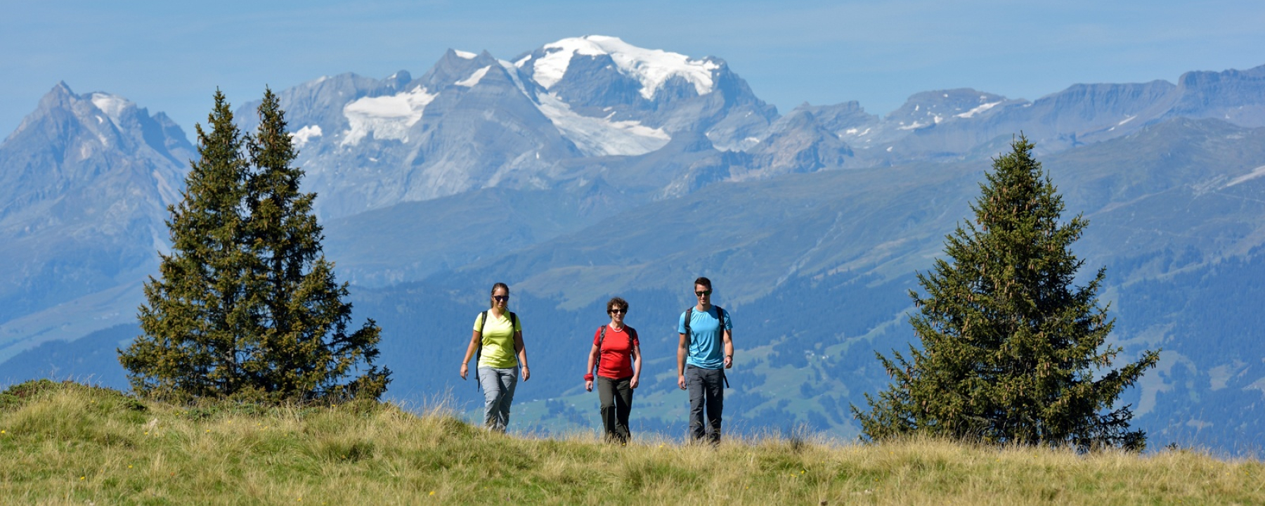 Wanderer im Gebiet Spundis, im Hintergrund der Tödi