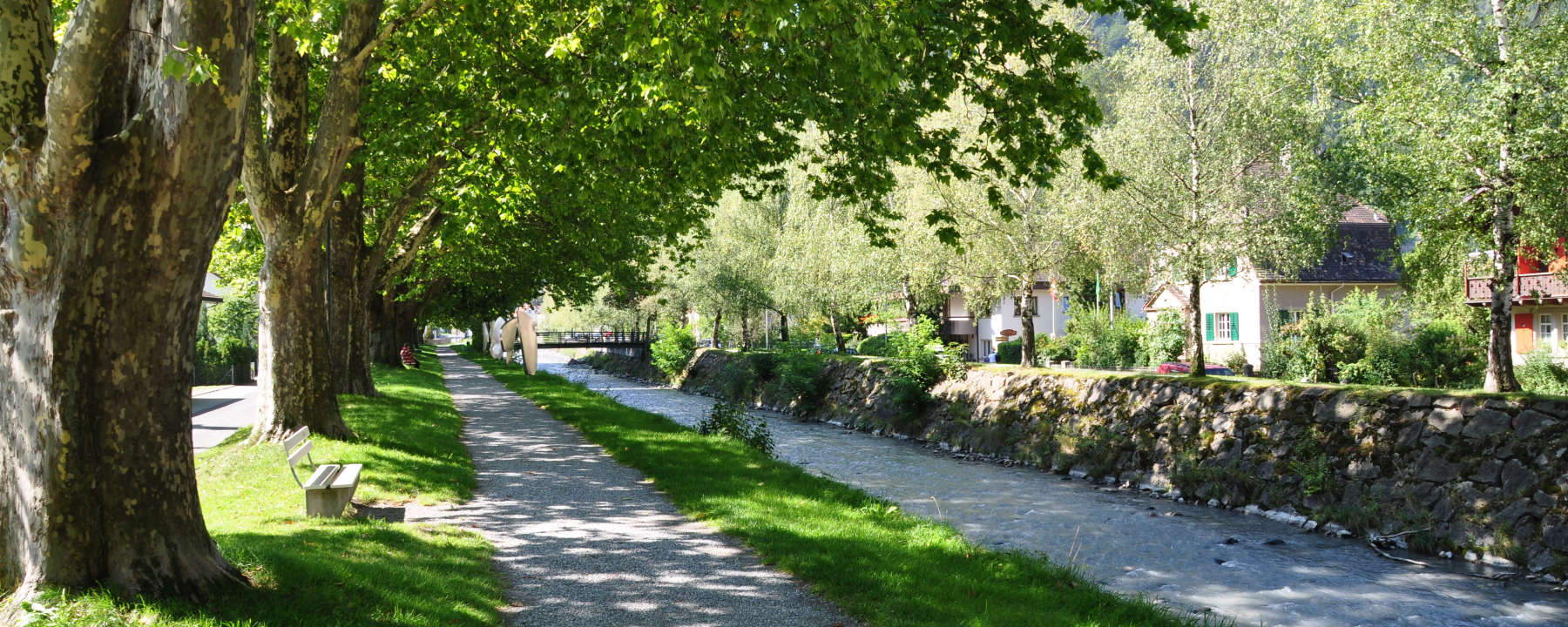 Der Tamina entlang ins Dorf