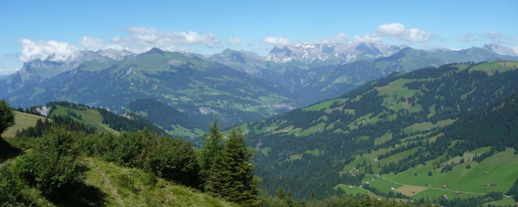 Blick auf Berg und Tal