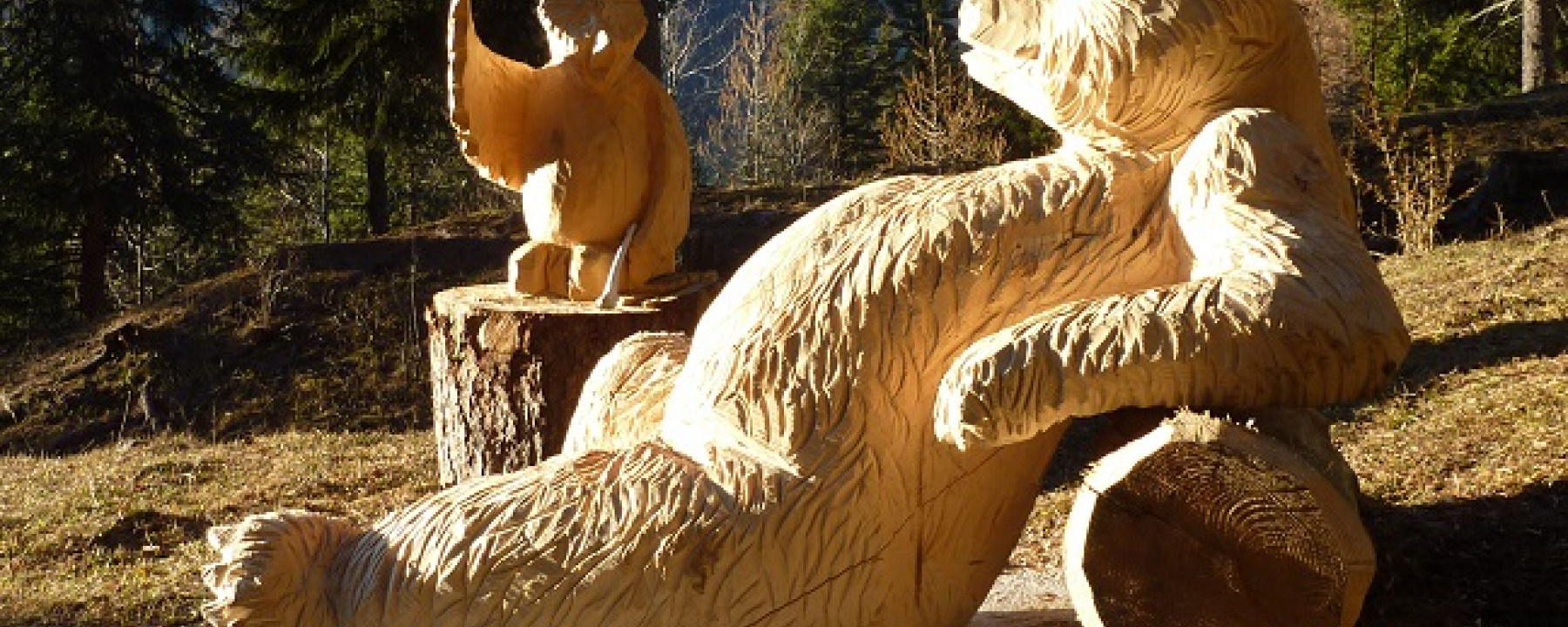 Holzskulptur entlang des Weges