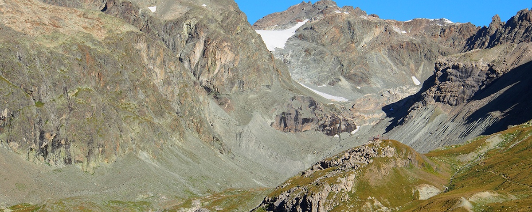 Chamanna Jenatasch mit Piz Calderas und Err Gletscher