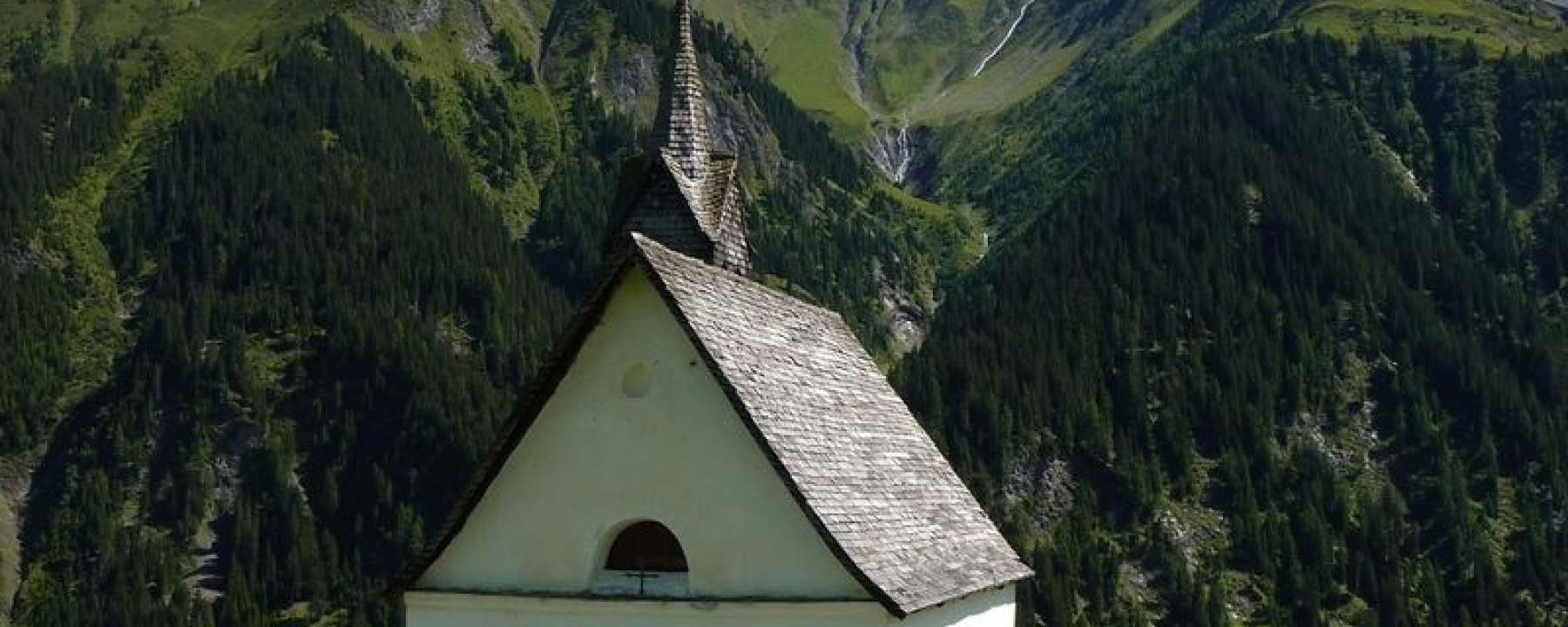 Kapelle Sogn Giusep, im Hintergrund die Wasserfälle