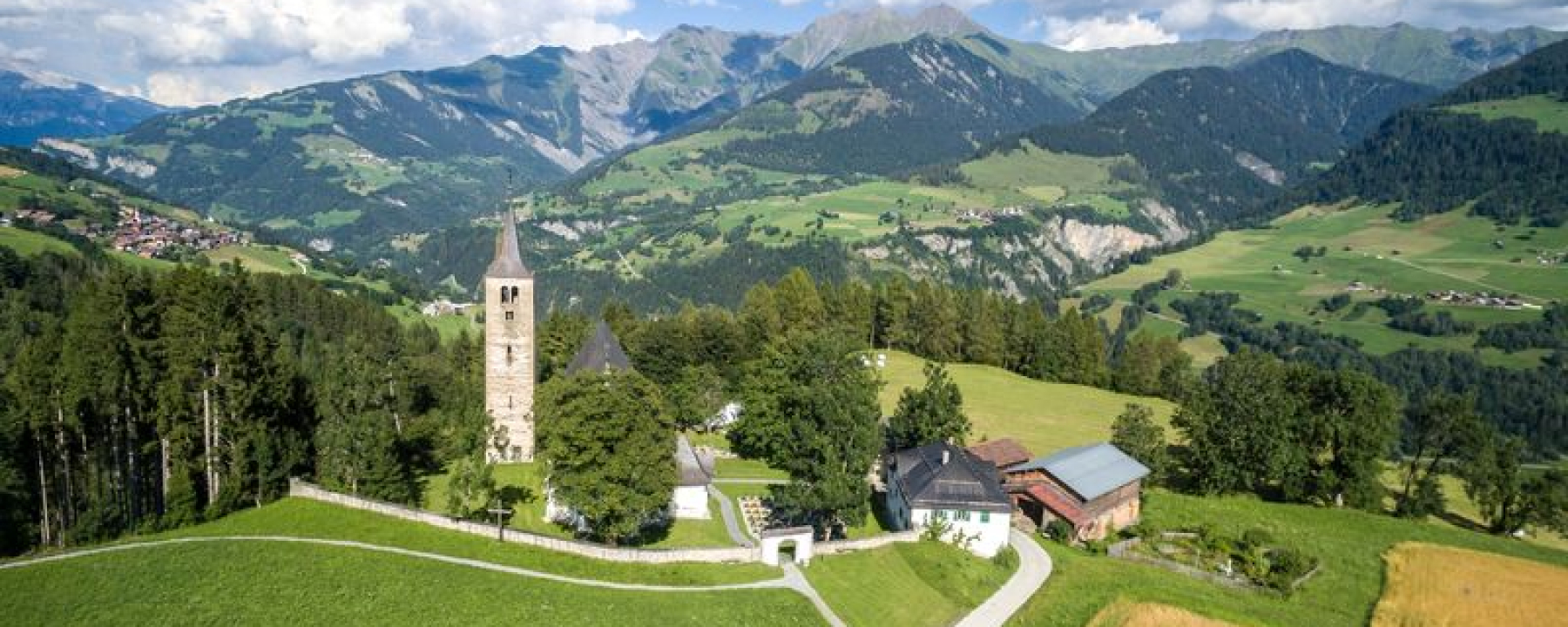 Eschenallee und Kirche in Pleif