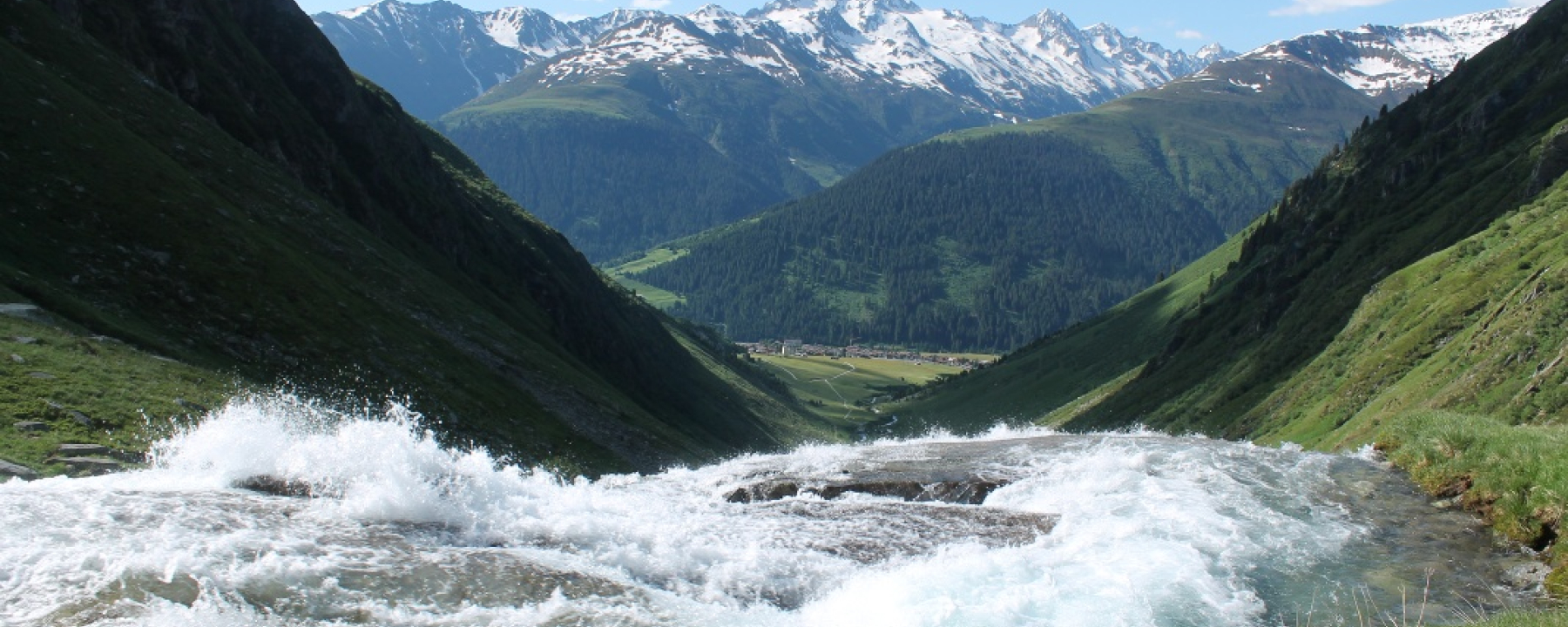 Wasserfall mit Blick aus dem Tal