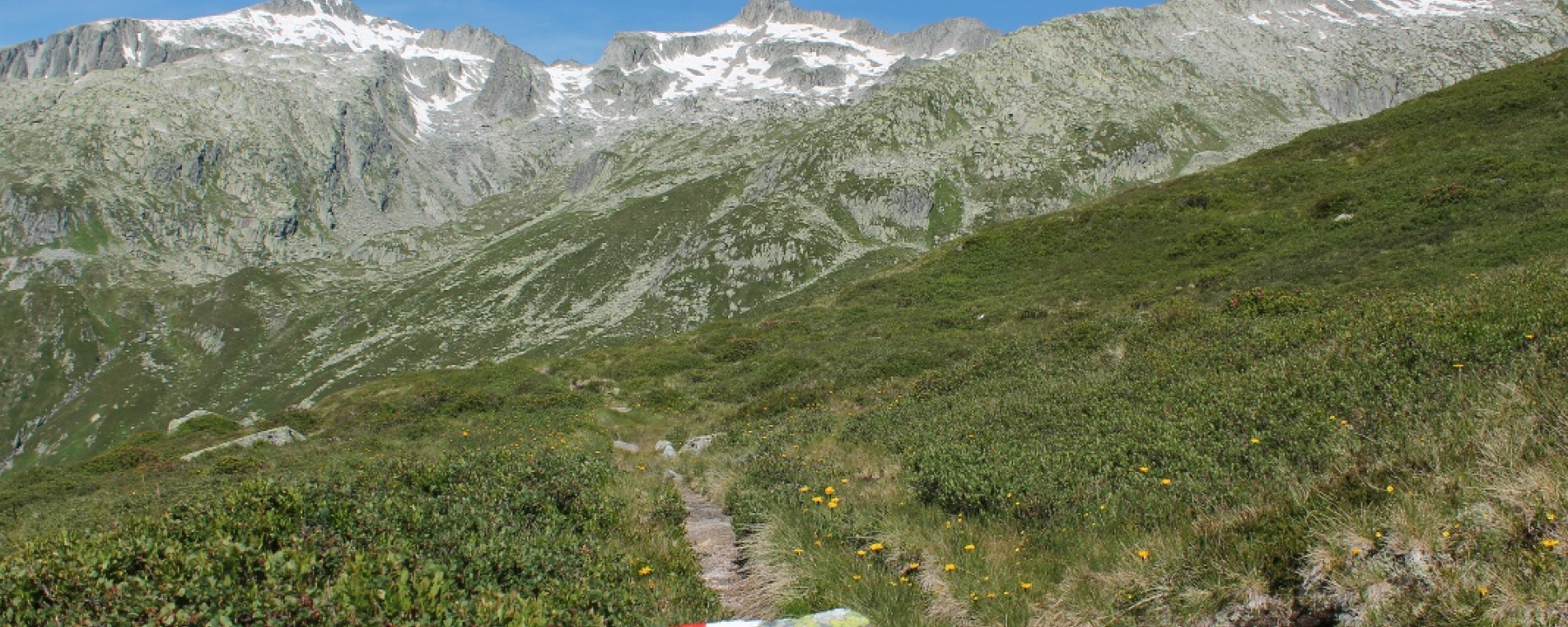 Wanderweg unterhalb der Felskette