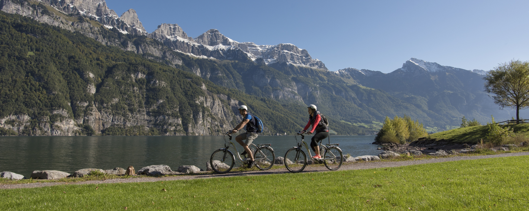 Die Tour führt entlang dem Walensee mit einer faszinierenden Sicht auf die Bergkette der Churfirsten.