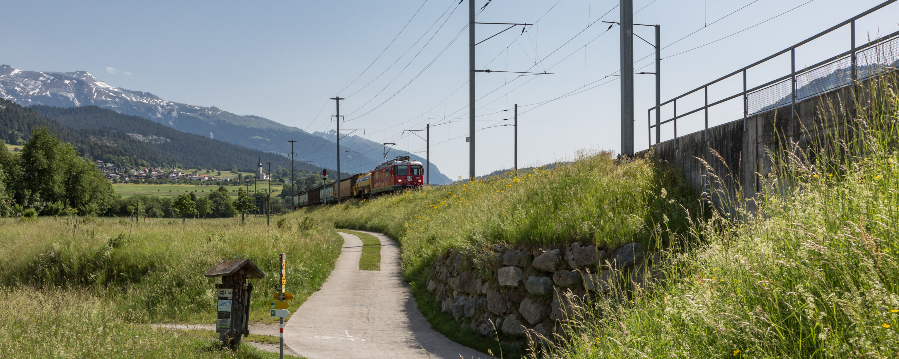 Wanderweg entlang von der Bahnlinie