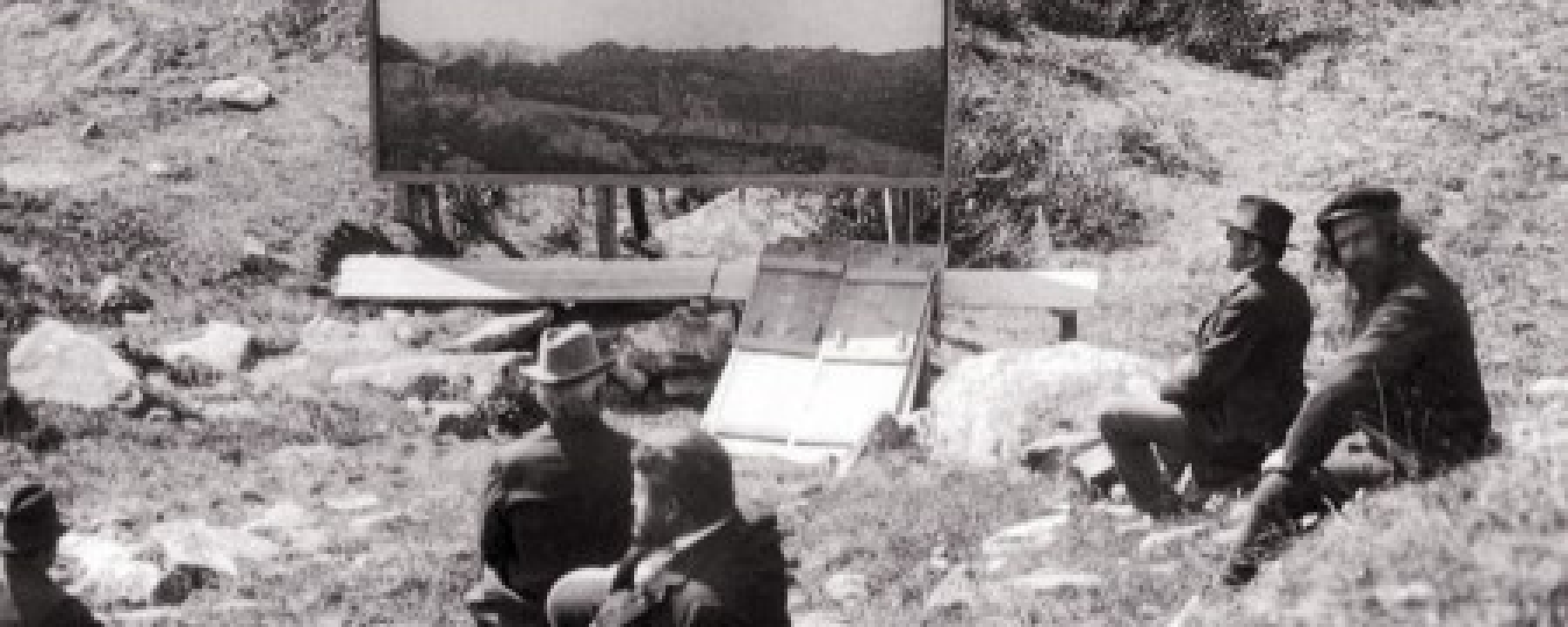 Segantini und Besucher vor dem Gemälde «Sein». Die Holzkonstruktion bleibt Tag und Nacht draussen. Giovanni liess diese extra anfertigen.