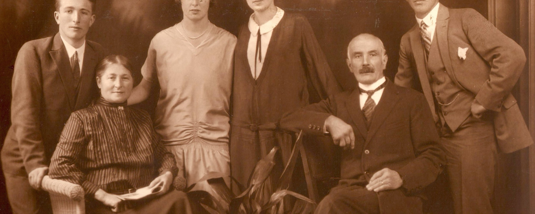 Barbara Uffer mit ihrem Mann Tsasper Spinatsch und ihren Kindern Peter (1908), Franziska (1906), Margaritta (1910) und Stiefsohn Franz (1902)(v.l.).