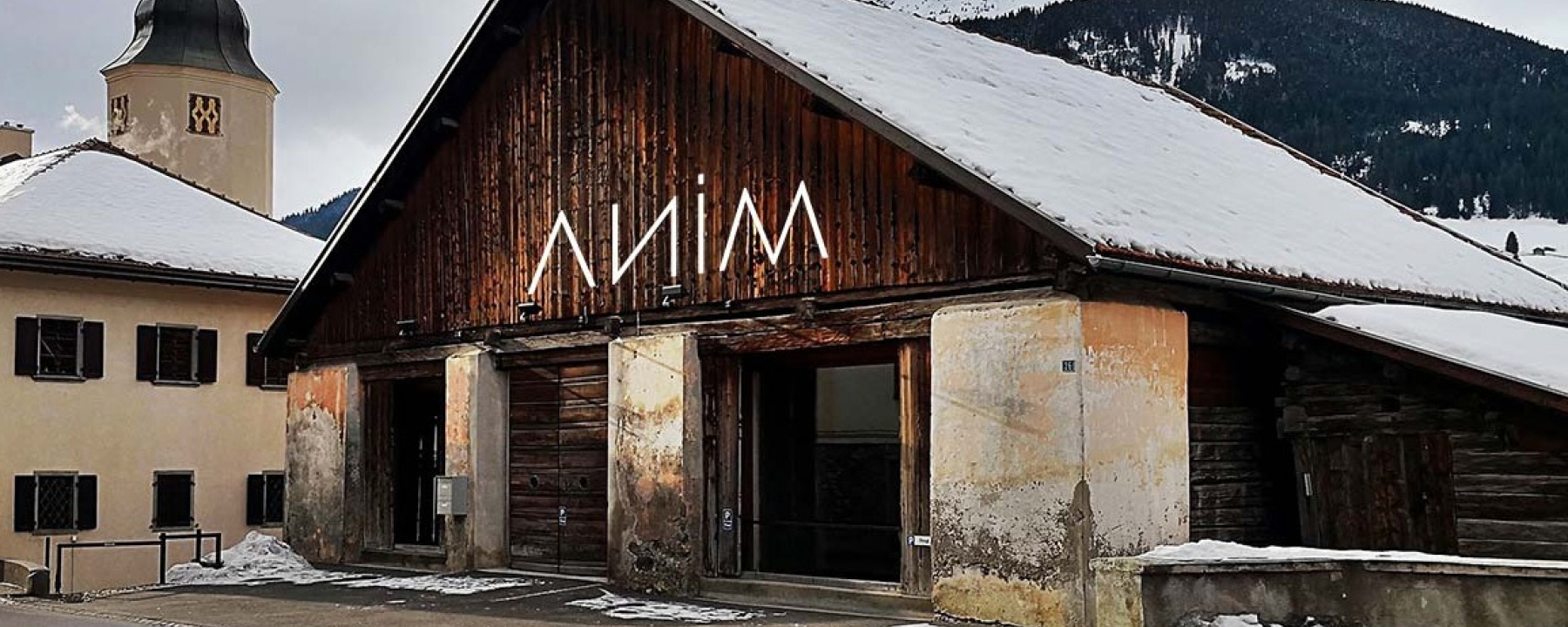Der Stall von ANIM – etwas zurückversetzt zur Strasse.