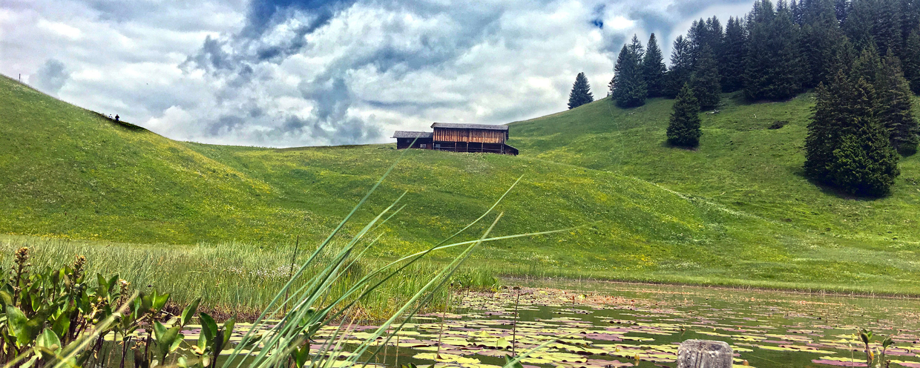Wie ein Edelstein leuchtet der Stelsersee an einem Sonnentag mit dem Himmel um die Wette.