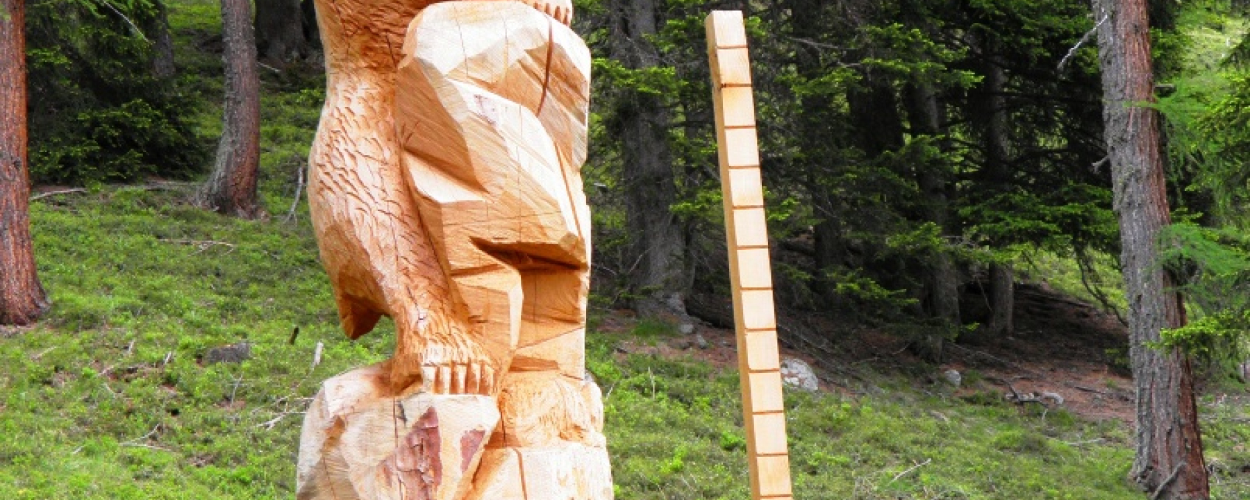 Bärenskulptur im Wald «Il Denter»