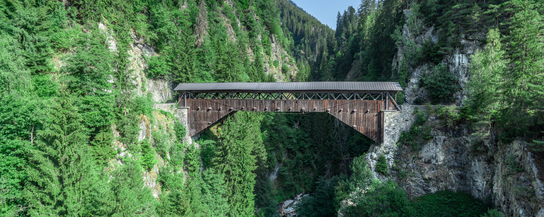 Holzbrücke in der Surselva