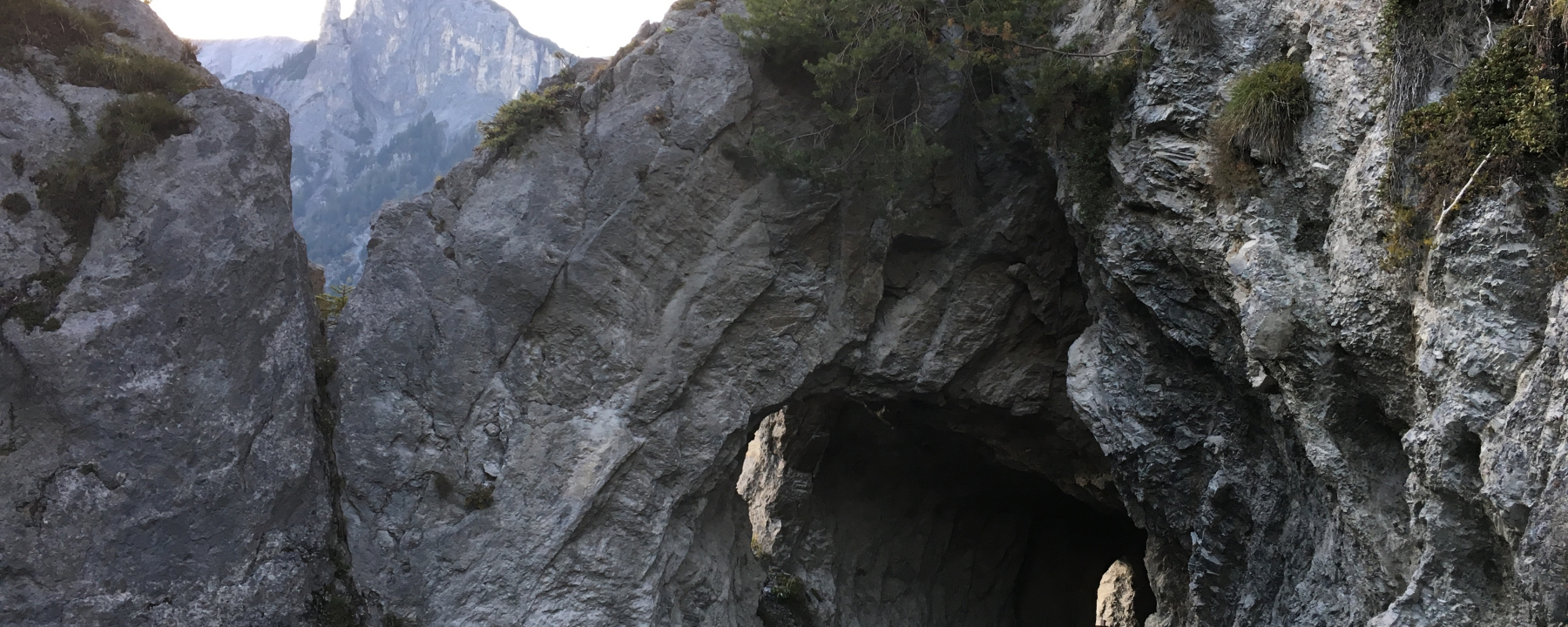 Felstunnel auf dem Abstieg vom Kunkelspass