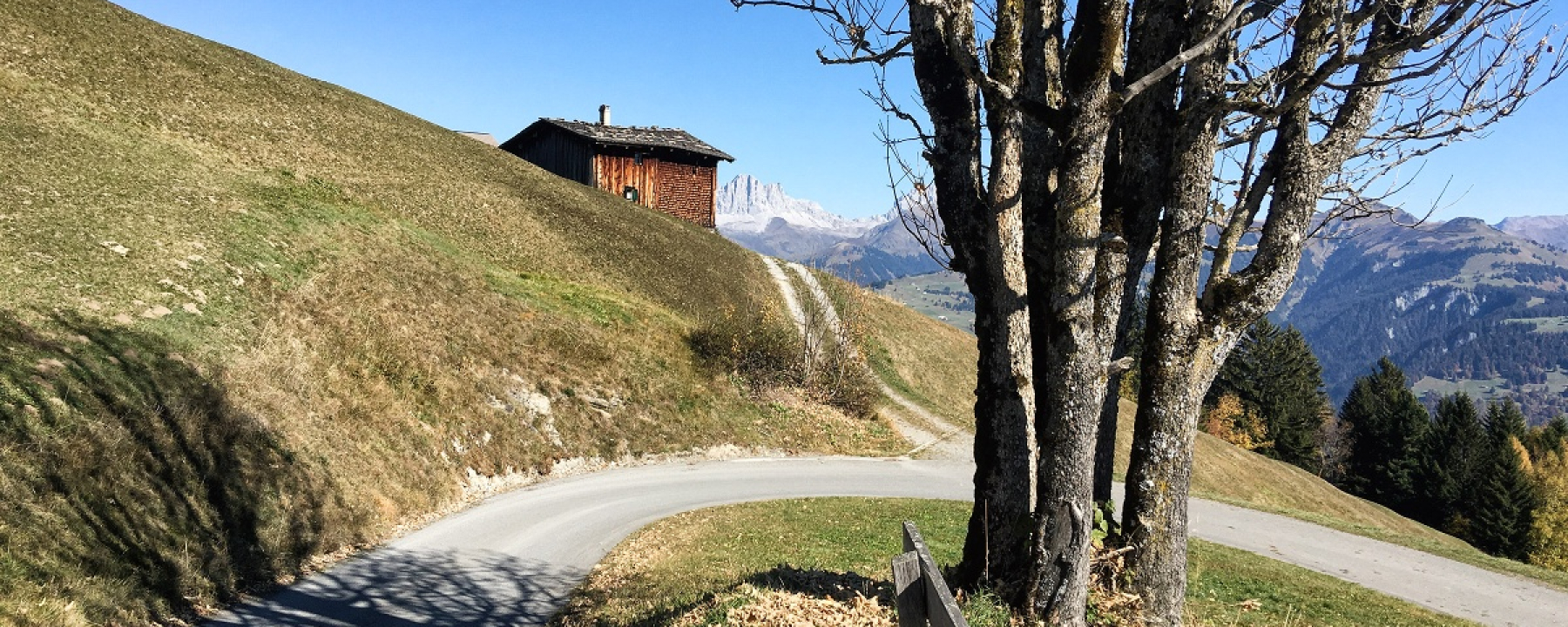 Der Aufstieg erfolgt erst auf Teer- dann auf einer gut unterhaltenen Kiesstrasse