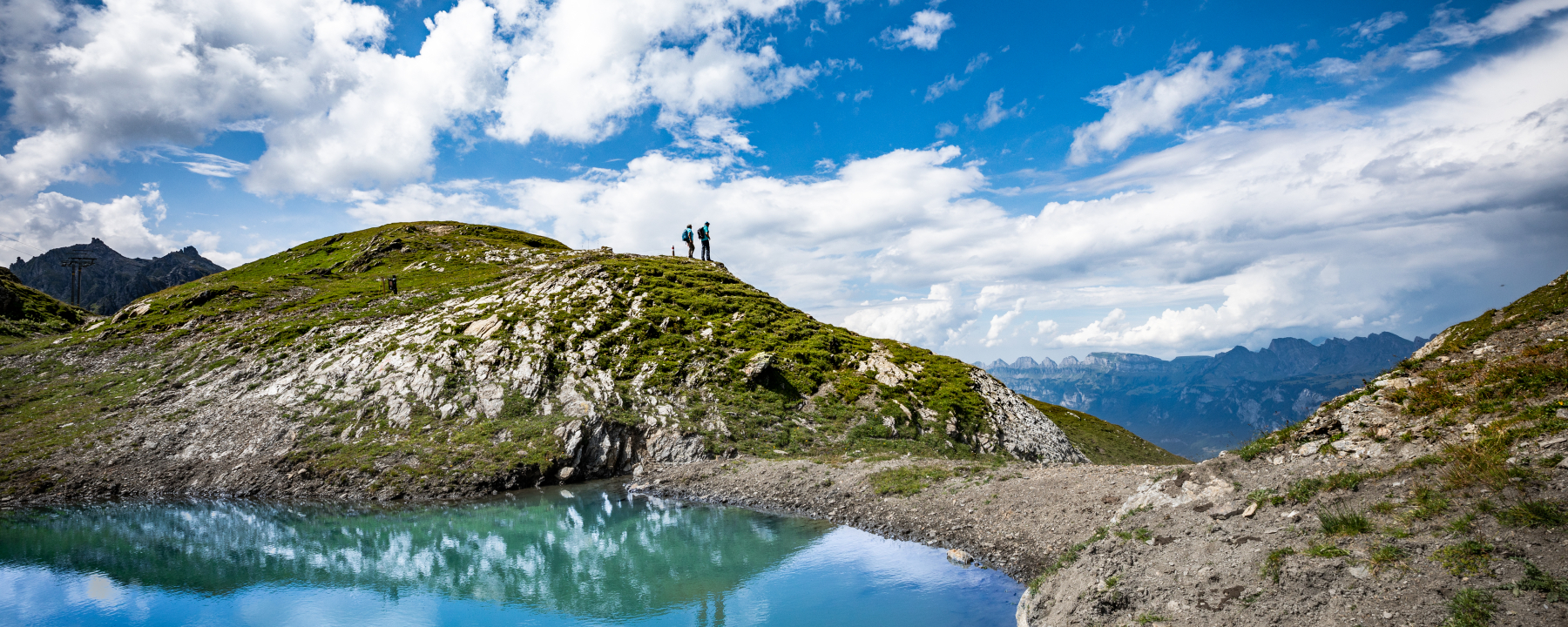 Wolken spiegeln sich im Wangsersee