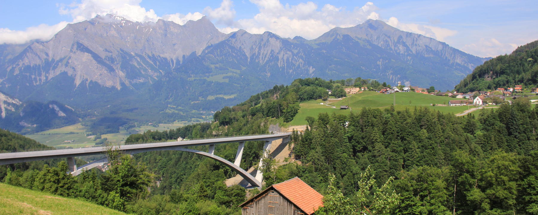 Blick auf die Taminabrücke und Pfäfers