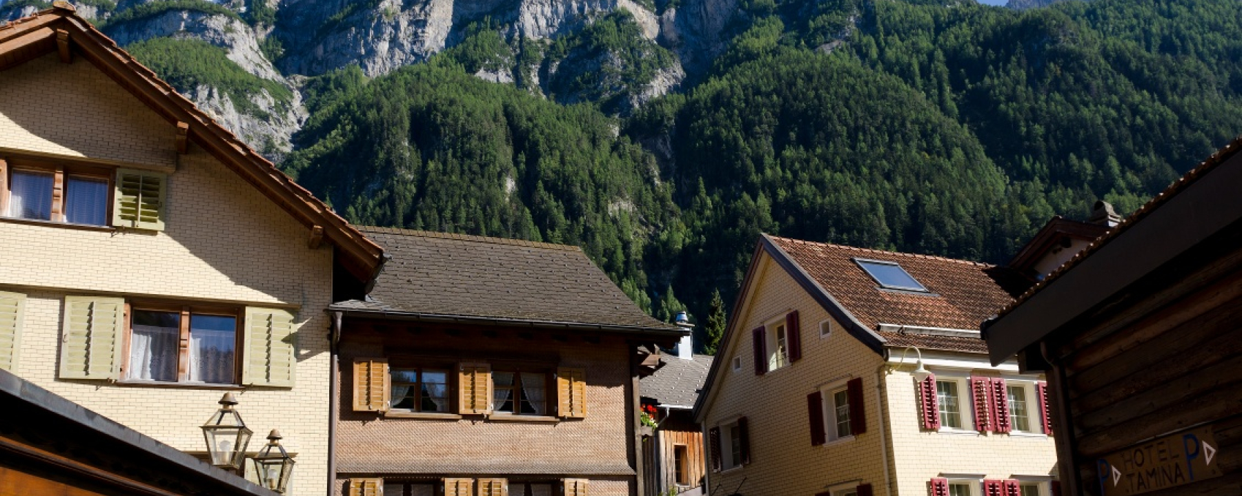 Dorf Vättis mit dem Calanda im Hintergrund