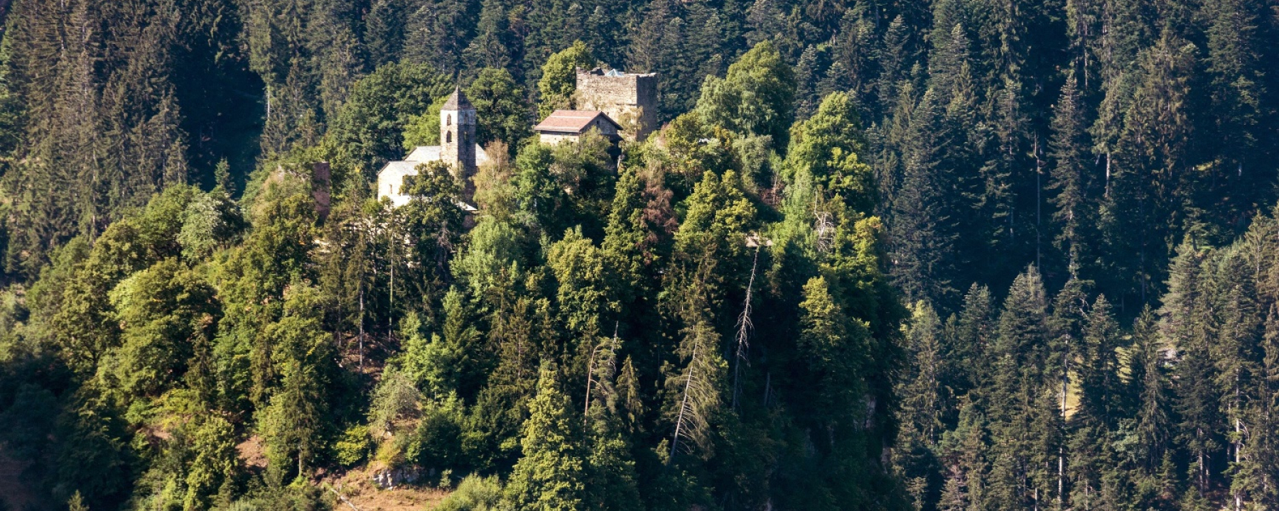 Burganlage Hohen Rätien im Sommer