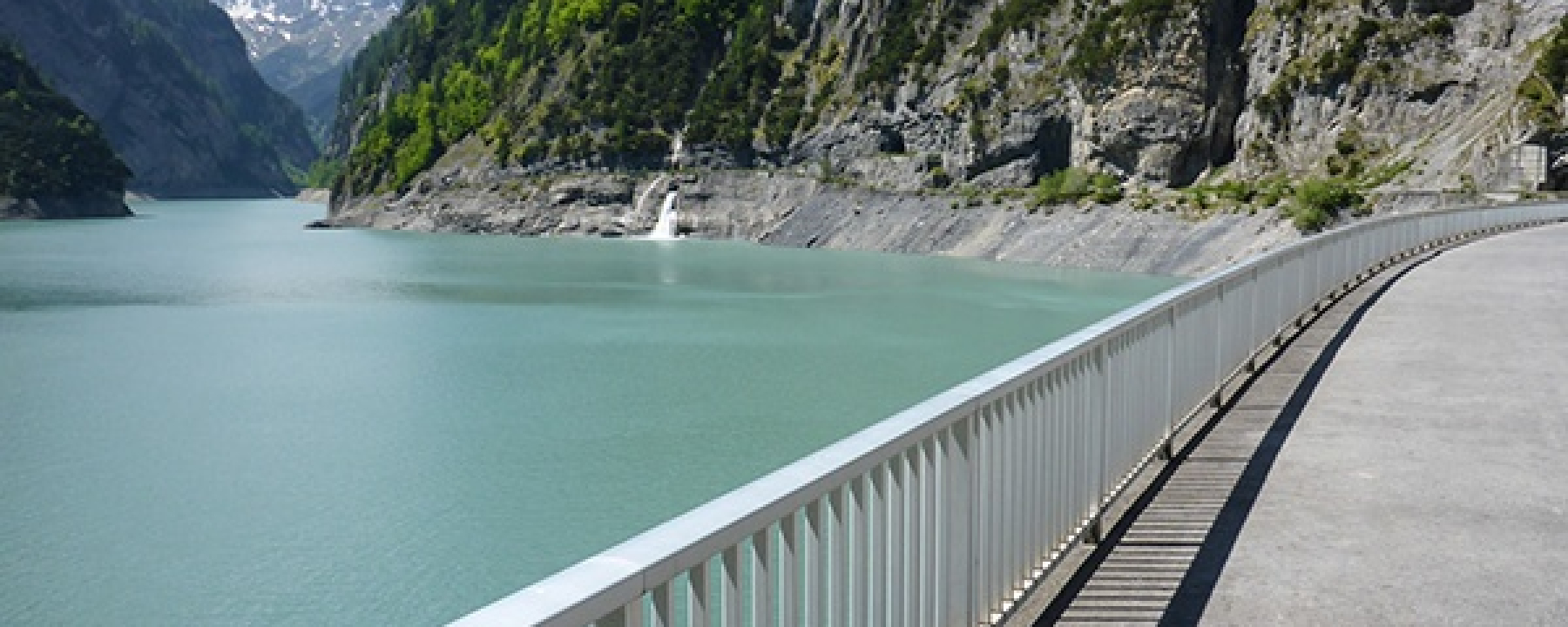Auf der Staumauer am Gigerwaldsee