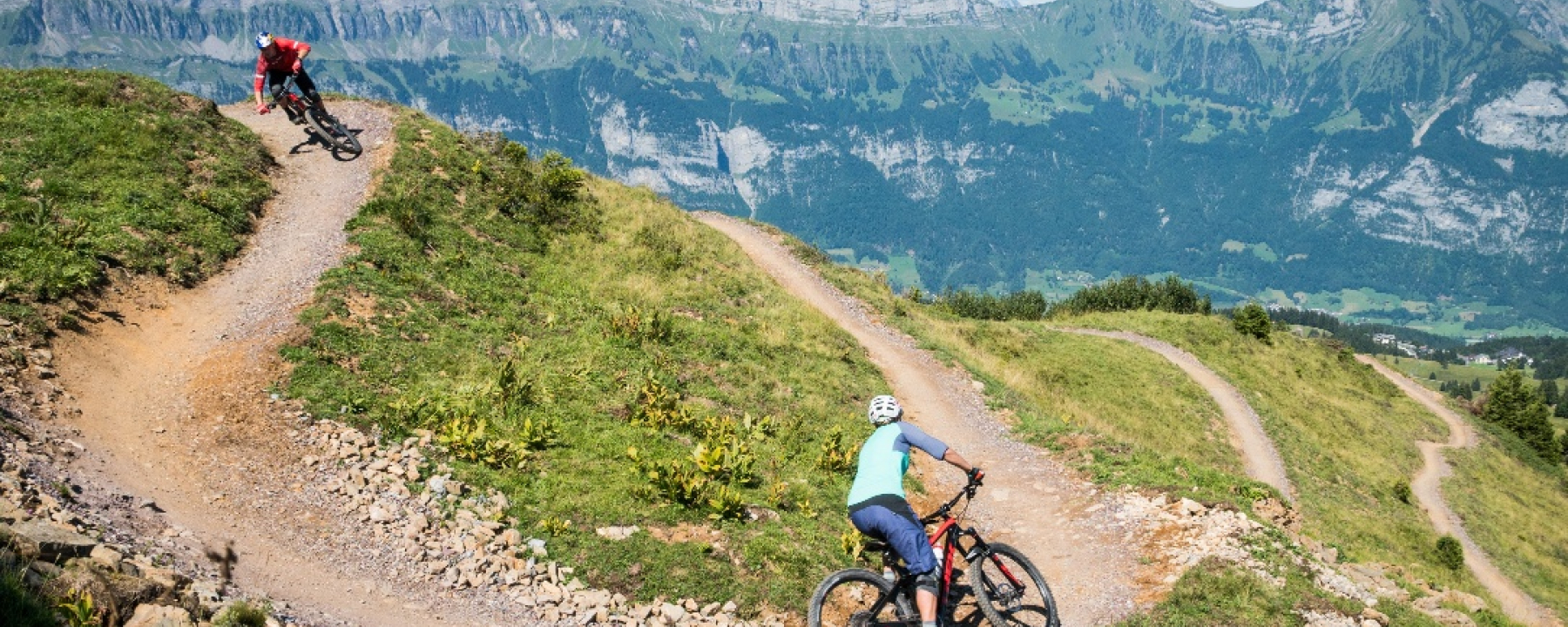Abfahrt mit gigantischer Bergkulisse