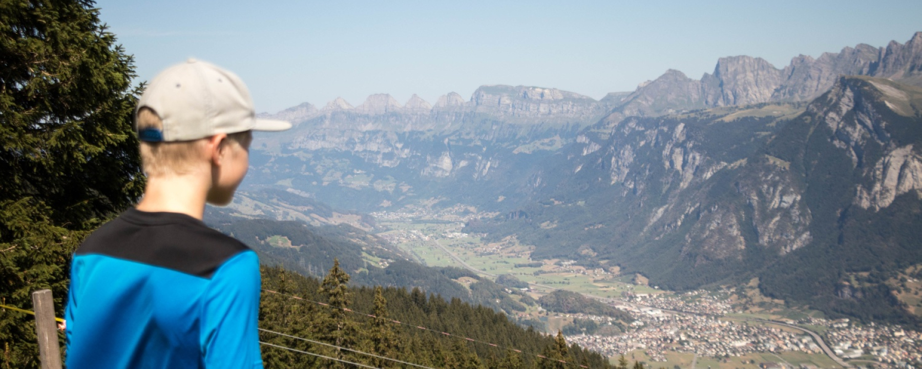 Entlang des Heidipfads erwartet die Wanderer eine Weitsicht auf das gegenüberliegende Bergpanorama.