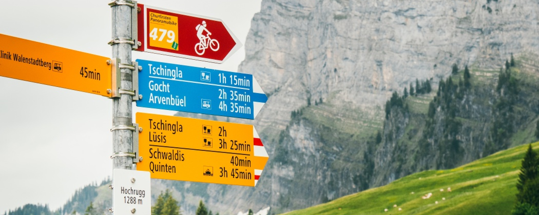 Wegweiser beim Aufstieg zur Alp Tschingla