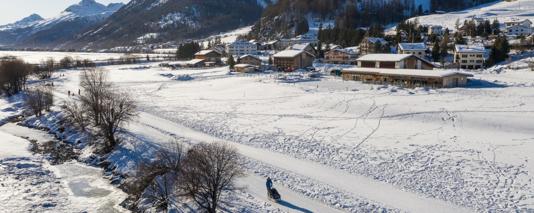 Blick auf Madulain, im Vordergrund der Winterwanderweg parallel zum Eisweg