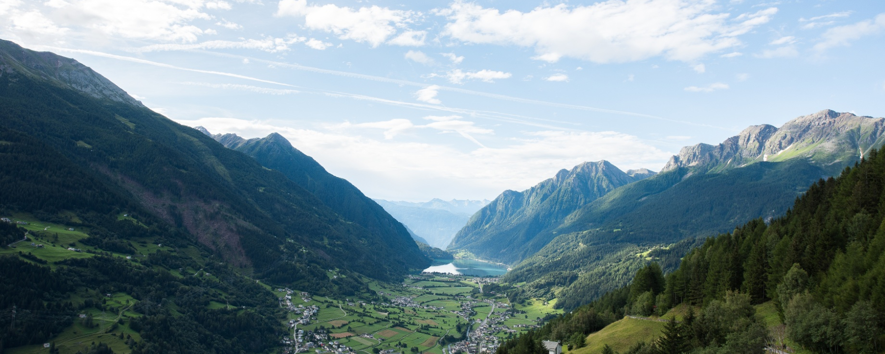 Auf dem Weg nach Alp Grüm öffnet sich immer wieder der Blick in die Val Poschiavo