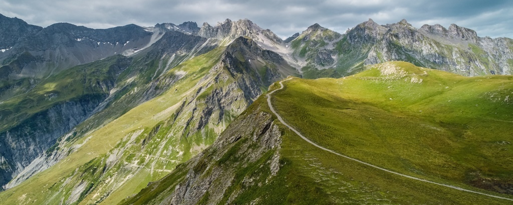 Panorama Höhenweg auf über 2'200 m.ü.M.