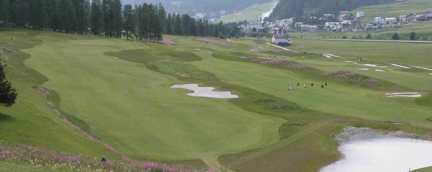 Sicht über den Golfplatz nach Madulain