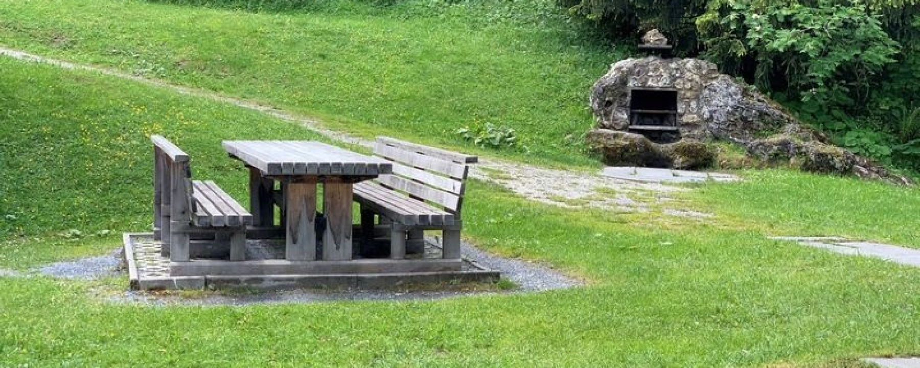 Grillstelle mit Tisch und Bank
