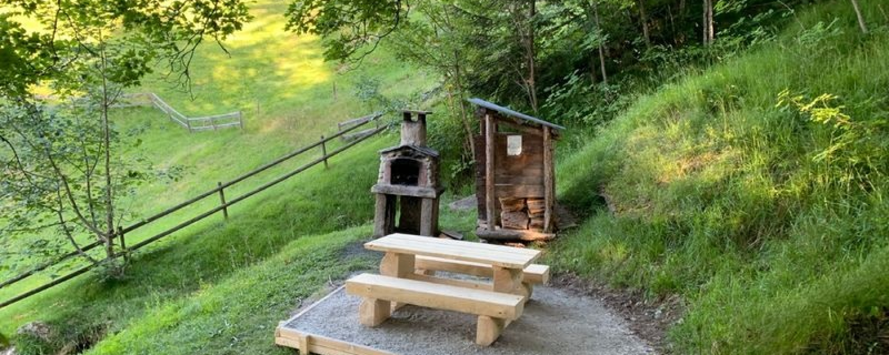 Grillstelle mit Sitzgelegenheit