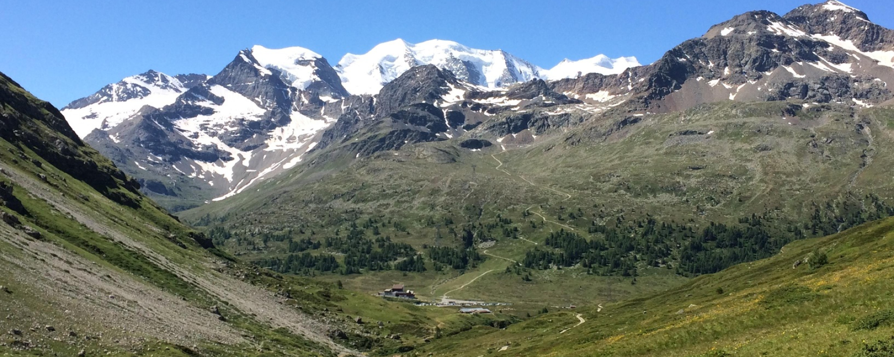 Blick auf den Piz Palü und die Talstation der Diavolezza Bahn