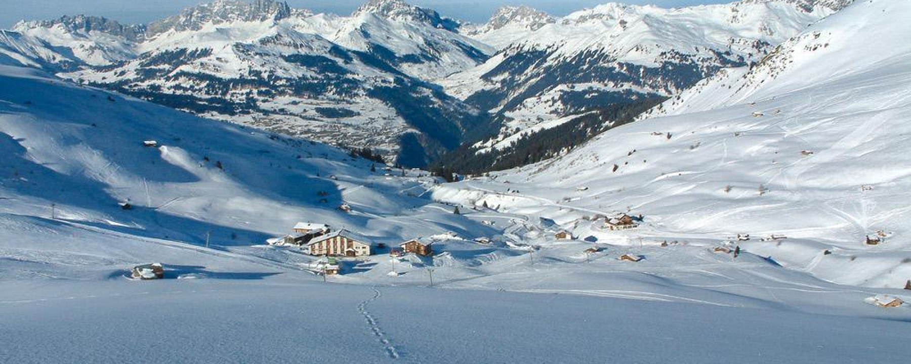 Blick vom Winterwanderweg zum Berghaus, hinten sieht man nach St. Antönien